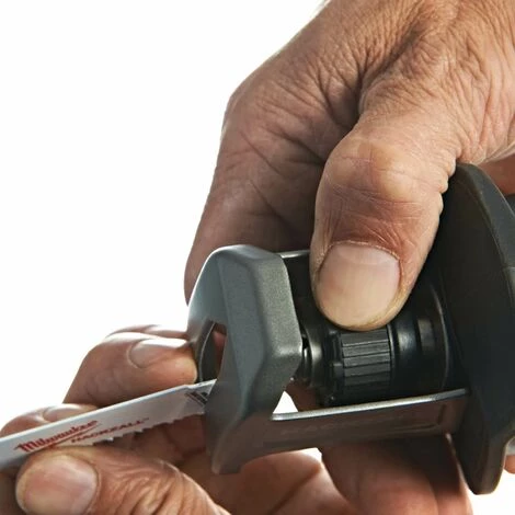 .MILWAUKEE. Milwaukee Akku-Kompakt-Säbelsäge C12HZ-0 12V, Reciprosäge, Tigersäge, Fuchsschwanz, Extrem Handlich, Überlastschutz 5 .MILWAUKEE. Milwaukee Akku-Kompakt-Säbelsäge C12HZ-0 12V, Reciprosäge, Tigersäge, Fuchsschwanz, Extrem Handlich, Überlastschutz – Bild 3